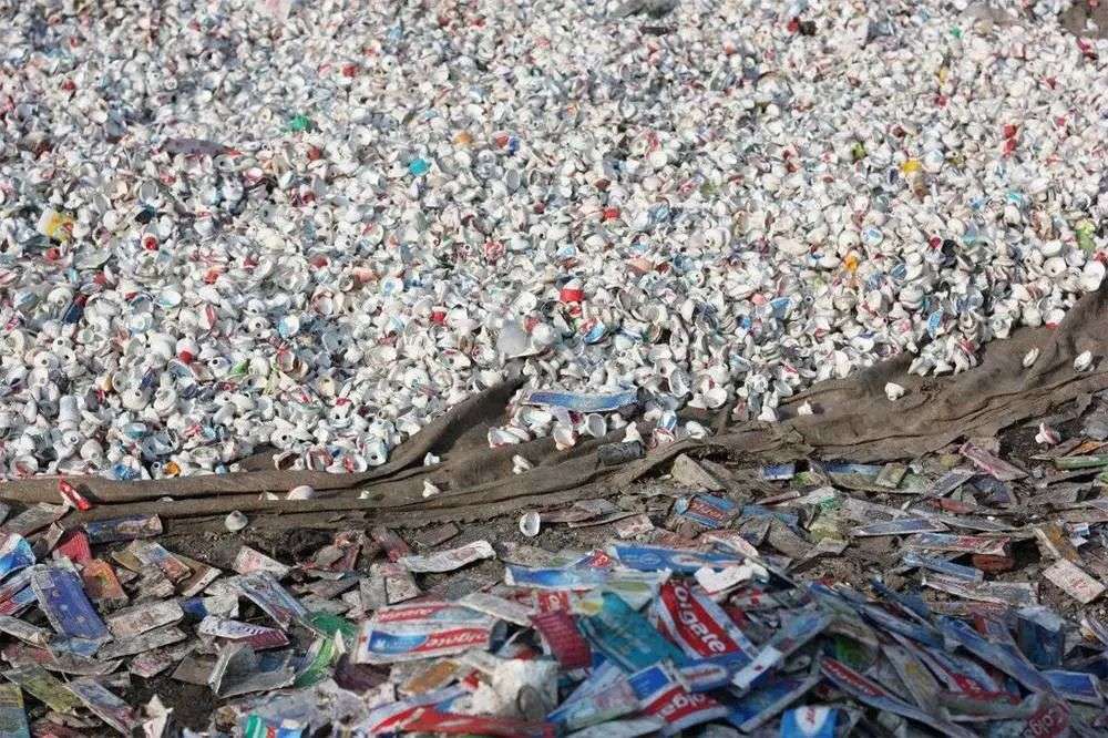 再也不用「擠牙膏」，高露潔換上的「潤滑劑」包裝，讓牙膏從此一滴不剩