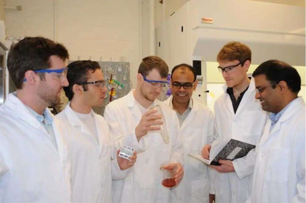 再也不用「擠牙膏」，高露潔換上的「潤滑劑」包裝，讓牙膏從此一滴不剩